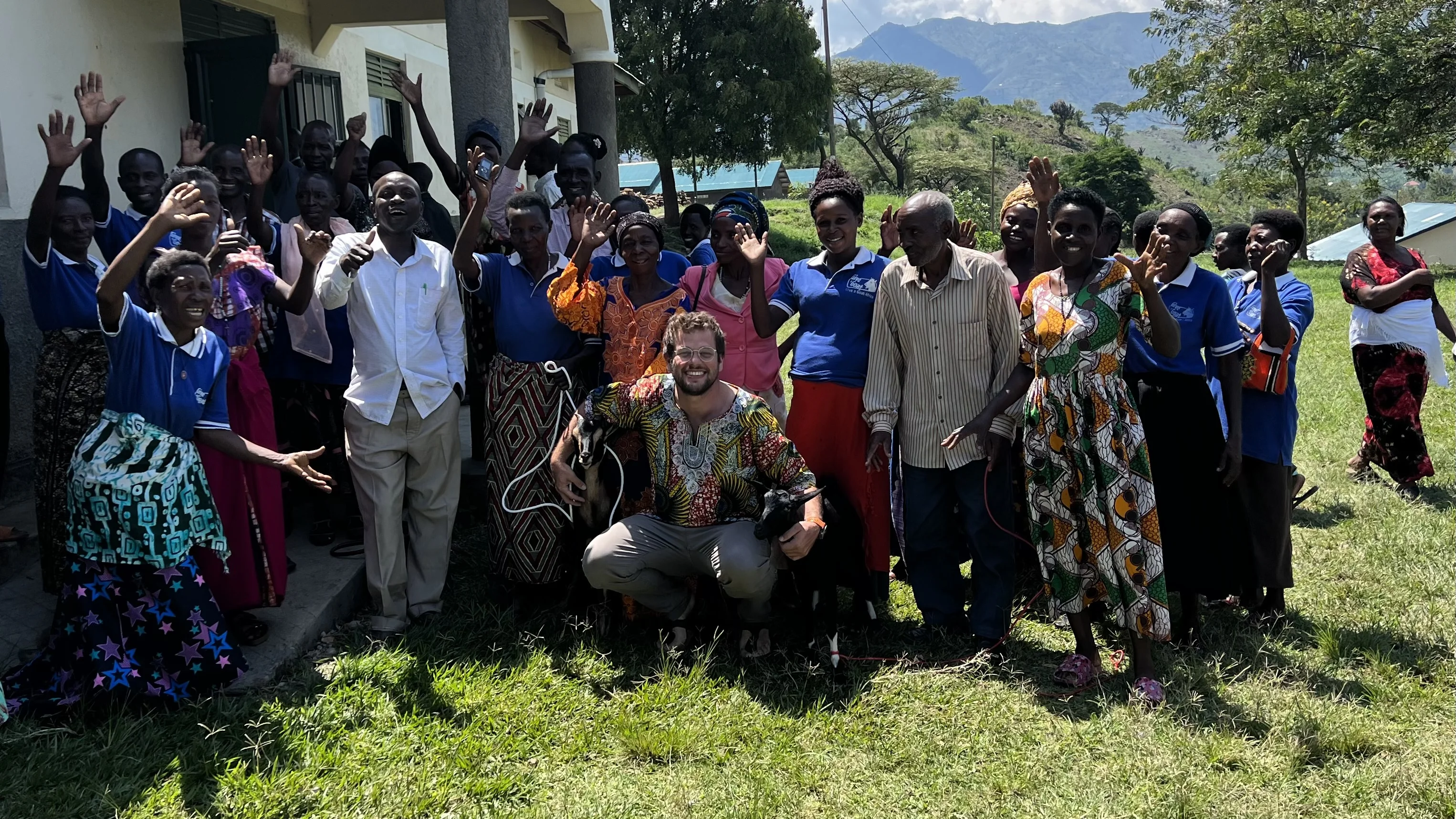 Mit dem Verein "Schenke eine Ziege e.V." unterstützt Robert Wunderlich Bauern in Uganda: Mit Workshops zu Bildung, HIV und Landwirtschaft sowie mit Ziegen.