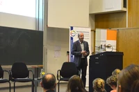 Prof. Dr. Lothar Schrott bei der Eröffnung der Podiumsdiskussion