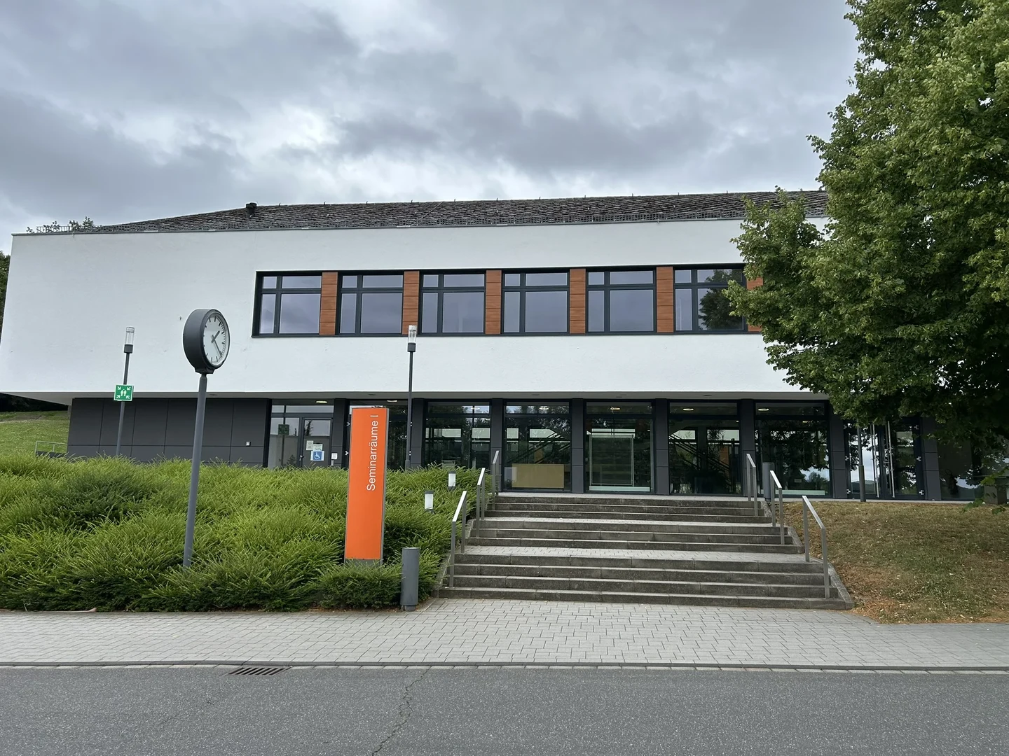 Dieses Foto zeigt das Seminargebäude 1 auf dem Gelände der Bundesakademie für Bevölkerungsschutz und Zivile Verteidigung.