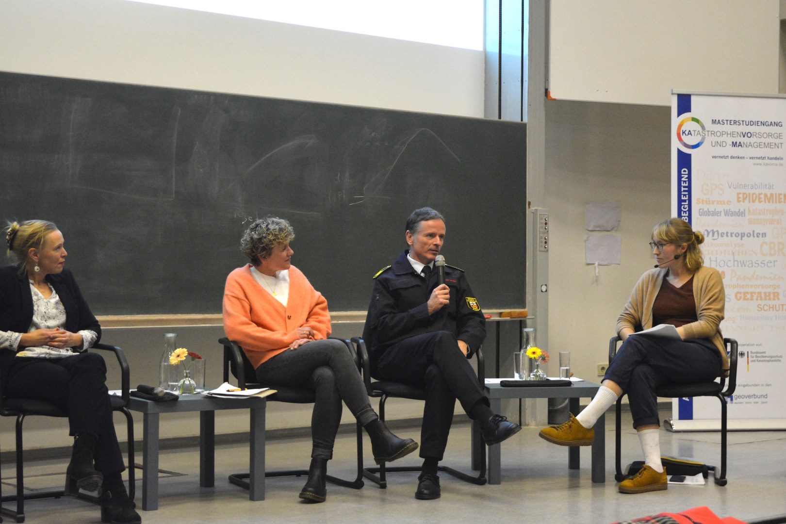 Während der Diskussion (von links nach rechts: Dr. Julia Höller, Jochen Stein, Regina Fleischmann)